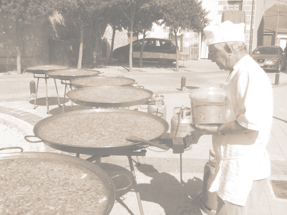 Preparación de paellas en un evento de Catering Arribas