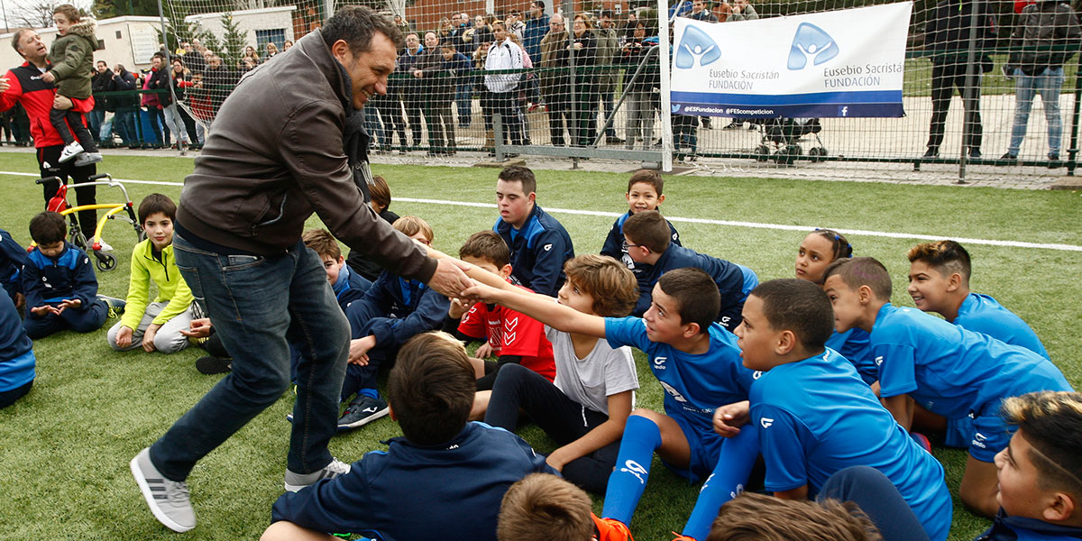 Eusebio Sacristán compartiendo un momento con los niños en las actividades de la Fundación